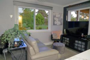波威Cottage On The Greens - Studio的客厅配有白色沙发和电视