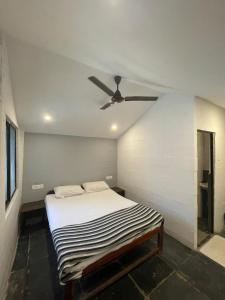 阿姆波尔12 Monks Hostel的一间卧室配有一张带吊扇的床