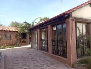 昆卡casa rural El Burrillo的一座带玻璃门和庭院的房子