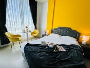 普吉镇Studio room in Mango House的一间卧室设有一张黄色墙壁的大床