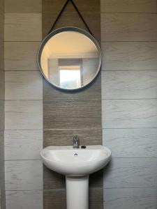 博克斯堡Cosy and Serene Environment的浴室设有水槽和墙上的镜子