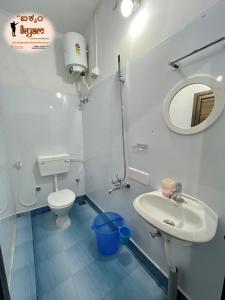 马迪凯里iKyam (The Backpackers Hostel/Homestay)的一间带水槽、卫生间和镜子的浴室