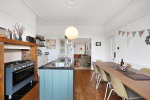 马特洛克Wellington - Matlock的厨房以及带桌子和水槽的用餐室