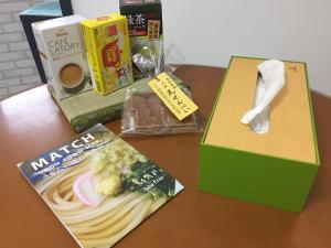 高松INARI - Vacation STAY 87349的一张桌子,上面放着一盒食物和一本书