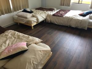 高松INARI - Vacation STAY 87349的客房设有三张床,铺有木地板。