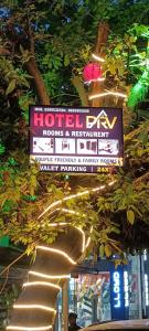 勒克瑙Hotel Grill inn的好莱坞电影和餐厅的标志