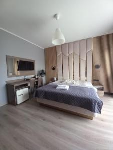 乌斯特卡Villa Lima的一间卧室配有一张床和一台电视