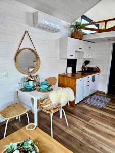 Lipnica WielkaDomek w górach balia Tiny House Polana Widokówka的厨房配有桌椅和镜子