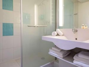 瓦尔邦讷诺富特安替贝司苏菲亚酒店的一间带水槽和淋浴的浴室
