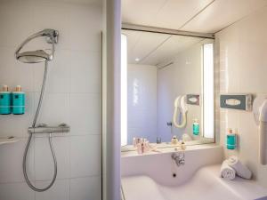 瓦尔邦讷诺富特安替贝司苏菲亚酒店的带淋浴、浴缸和盥洗盆的浴室