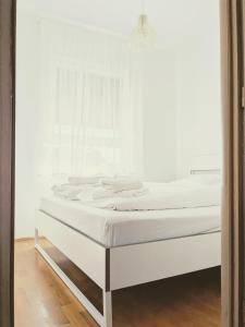 Velika MlakaDoMa-Lu apartment with free parking的窗户客房内的一张白色床