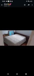 佩鲁伊比Peruíbe casa 150 metros praia 3 dormitórios casa independente的一张房间里床的照片