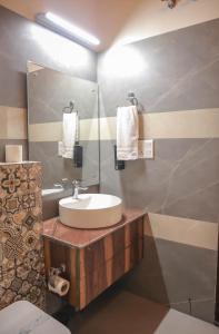 比姆塔尔The Lake Ambience Resort的一间带水槽和镜子的浴室