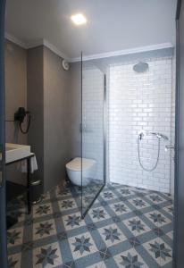 博德鲁姆Bodrum Smart City Hotel的带淋浴、卫生间和盥洗盆的浴室