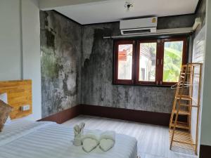 班柯木Mookboonchu Guesthouse ,Kohmook Trang的一间卧室,配有一张两心床
