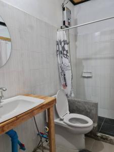 班柯木Mookboonchu Guesthouse ,Kohmook Trang的浴室配有卫生间、盥洗盆和淋浴。