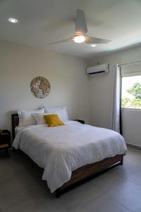 KoolbaaiSpacious 3BR Home with Own Private Cozy Pool的一间卧室配有一张大床和吊扇