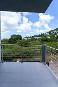 KoolbaaiSpacious 3BR Home with Own Private Cozy Pool的从桥顶上欣赏美景