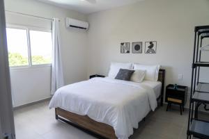 KoolbaaiSpacious 3BR Home with Own Private Cozy Pool的白色的卧室设有一张大床和一个窗户