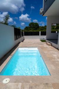 KoolbaaiSpacious 3BR Home with Own Private Cozy Pool的房屋一侧的游泳池