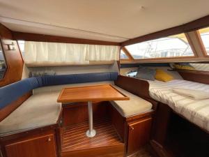 巴塞罗那Barco acogedor - Cosy Boat - Barcelona的小房间,船后方设有桌子