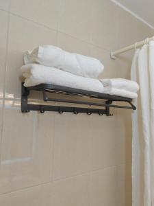 瓦迪穆萨埃及艳后酒店的浴室毛巾架上的一堆毛巾