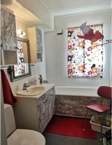 斯沃尔韦尔Kule gule huset的一间带水槽的浴室和一扇鸟窗