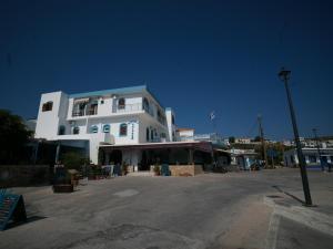 利普西岛Calypso Hotel的前面有一条街道的白色大建筑