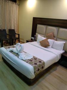 哈夫洛克岛Gold India Beach Resort的一间卧室配有一张大床和毛巾