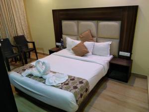 哈夫洛克岛Gold India Beach Resort的一间卧室配有一张大床和大床头板