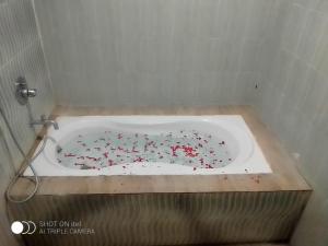 哈夫洛克岛Gold India Beach Resort的浴室内装有喷水的浴缸