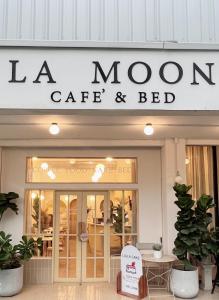 萨拉耶La Moon House的带有妈妈咖啡馆和床标牌的商店
