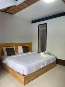 班柯木Mookboonchu Guesthouse ,Kohmook Trang的一间卧室,卧室内配有一张大床