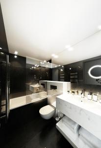 帕艾维坡斯特巴黎奥利机场霍华德酒店的一间带卫生间和水槽的浴室
