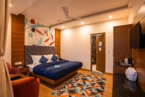 穆索里Shalom Backpackers Mussoorie的一间卧室配有一张床和一台电视。