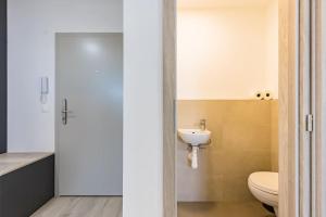 布拉迪斯拉发BNB Slovakia Ovocné sady Airport Apartment的浴室配有白色卫生间和盥洗盆。