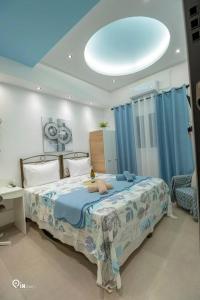 雅典'The Aqua'House Project In Athens的一间卧室配有一张带蓝色窗帘的大床