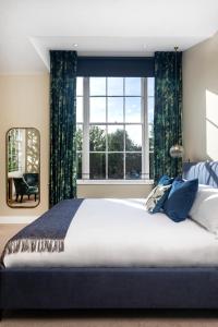 霍克赫斯特女王之旅馆的一间卧室设有一张大床和一个大窗户