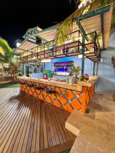 卡塔赫纳Coco Beach Hotel - Rooftop & Beach Club的夜间甲板上的一个酒吧
