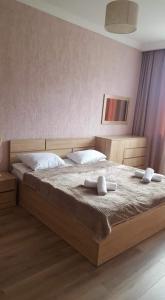 博尔若米Villa Borjomi的一间卧室配有一张大床和两条毛巾