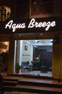 布莱尔港HOTEL AQUA BREEZE的大楼一侧的沙佐纳奶酪标志