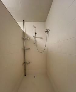 沙勒罗瓦Gohysart 51b 1 Bruxelles-Charleroi-airport的白色墙壁上带淋浴的浴室