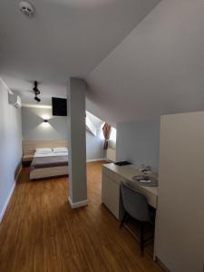 伊兹梅尔VIP Hotel的小房间,配有床和书桌