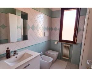 切塞纳Olga & Giò - Vicino al Centro di Cesena的一间带水槽和卫生间的浴室以及窗户。