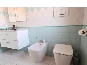 切塞纳Olga & Giò - Vicino al Centro di Cesena的浴室配有白色卫生间和盥洗盆。