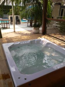 科伦巴圣莫尼卡宫酒店 的庭院顶部设有按摩浴缸。