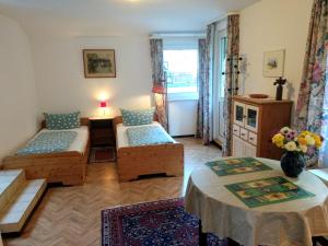 弗莱堡Pension Waldheim的客厅配有沙发和桌子
