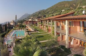 加尔尼亚诺Residence Borgo Dei Limoni - Appartamenti con Garage的一座带游泳池和山脉的度假村