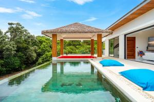 苏梅岛Villa Nirvana - Wonderful Sea View的别墅后院的游泳池