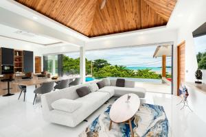 苏梅岛Villa Nirvana - Wonderful Sea View的客厅配有沙发和桌子
